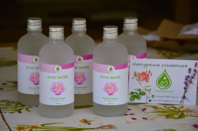 10 ползи от розовата вода за кожата и косата